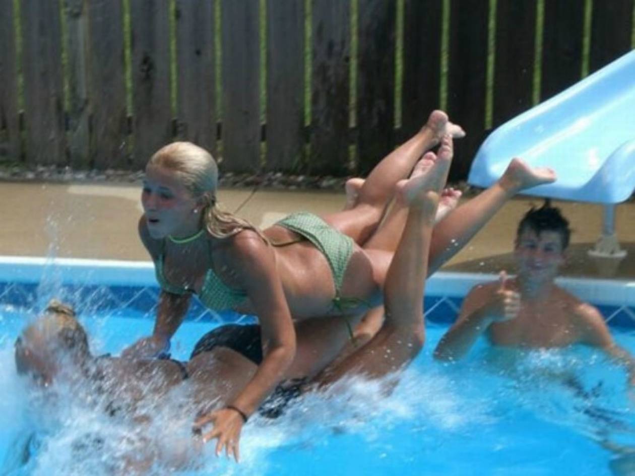 Американский секс в надувном бассейне на лужайке с камшотом 