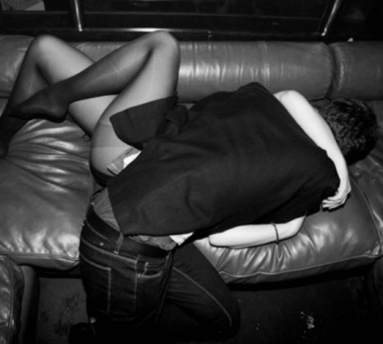 Жена спит в чёрных трусах и короткой кофте фото