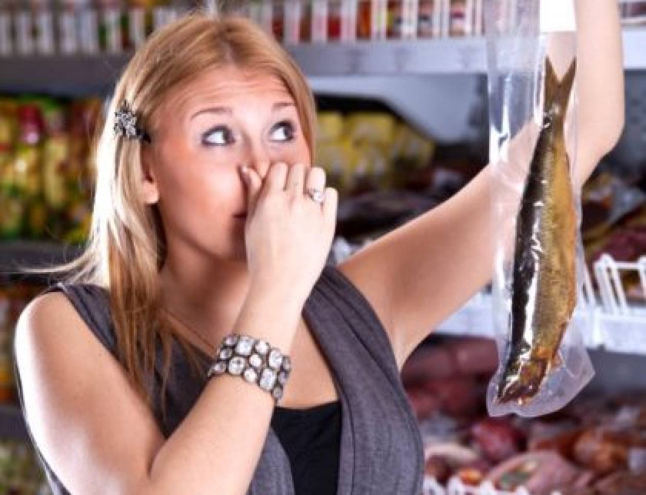 Запах рыбы у женщин причины лечение. Некачественные продукты. Испорченные продукты. Тухлые продукты.