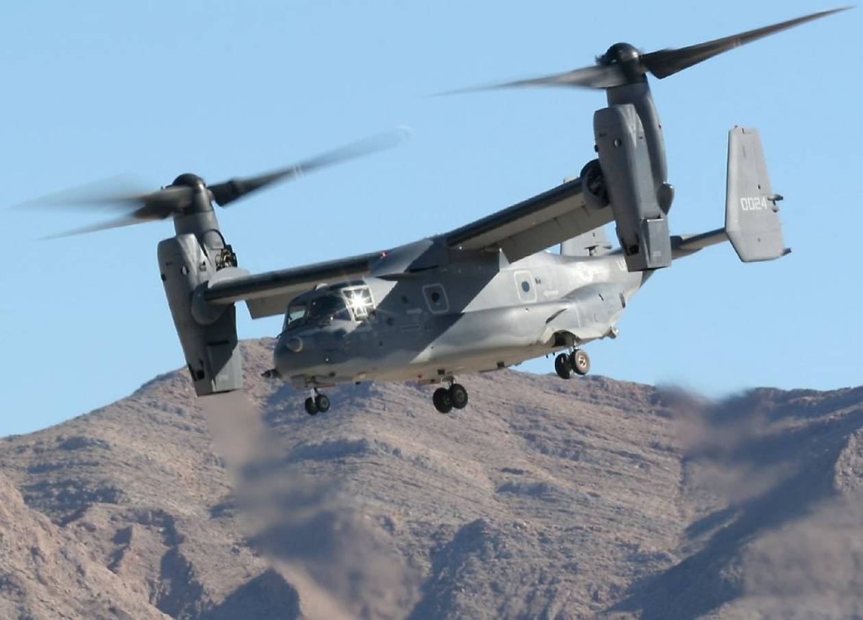 V 22 4. Конвертоплан НАТО. Вертолёт v22 Osprey рядом с Апачем. Черный ястреб конвертоплан. Вертолёт с двумя винтами.