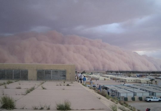 Μια τεράστια και εντυπωσιακή αμμοθύελλα 