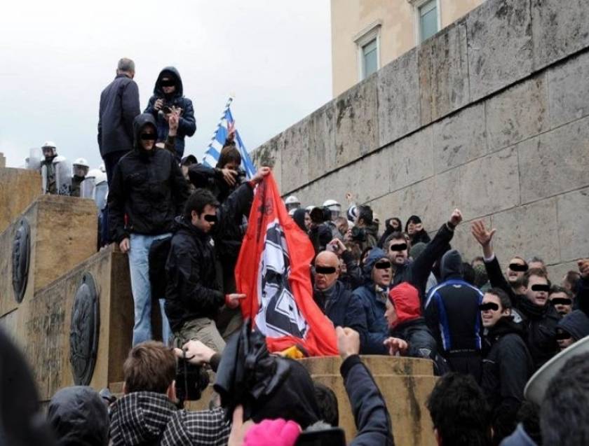 Bild: Οι Έλληνες φωνάζουν «Ξεκουμπιστείτε από δω Ναζί»