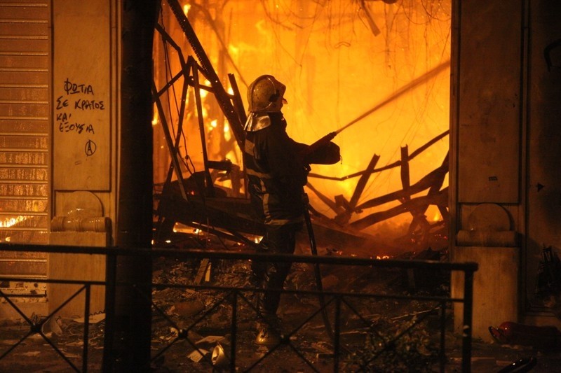 Επεισόδια και φωτιές στην Αθήνα σε βίντεο - Newsbomb ...