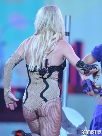 Η Britney κρατά «ζεστούς» τους θαυμαστές της!