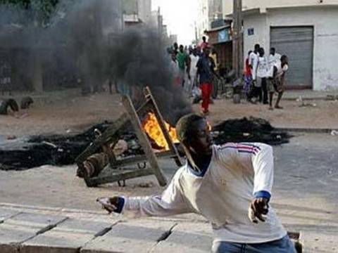 Nεκρός έφηβος από τα επεισόδια στη Σενεγάλη
