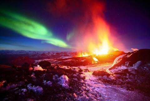 Ισλανδικό ηφαίστειο εκρήγνυται υπό το Βόρειο Σέλας