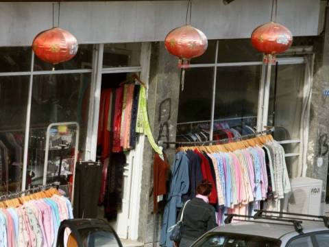Η κρίση κλείνει και τα κινέζικα καταστήματα