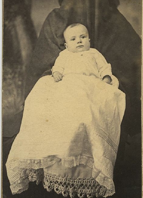 Γονείς... φαντάσματα με τα μωρά τους σε παλιές φωτογραφίες!