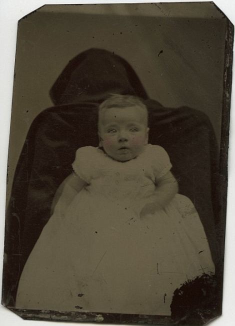 Γονείς... φαντάσματα με τα μωρά τους σε παλιές φωτογραφίες!