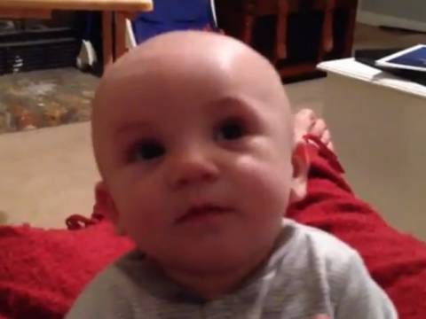 Βίντεο: Μπαμπάς κάνει φάρσα στον μπόμπιρα γιο του!