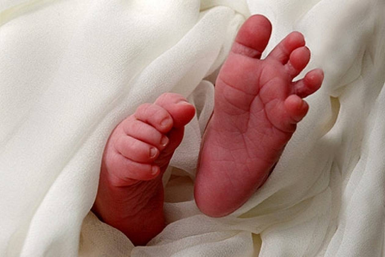 Ножки новорожденного ребенка в роддоме