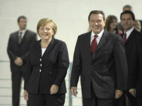 Spiegel: Πώς η Γερμανία και ο Σρέντερ αποδυνάμωσαν το ευρώ