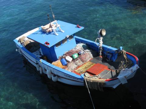Ακυβέρνητο αλιευτικό σκάφος λόγω μηχανικής βλάβης