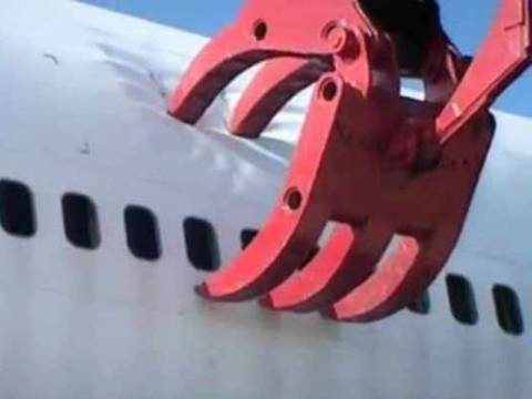 Βίντεο: Δείτε ένα Boeing 747 να γίνεται «βίδες»!