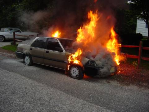 Αυτοκίνητο τυλίχτηκε στις φλόγες στη Κρήτη