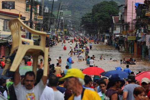 Βοήθεια σε 800.000 πλημμυροπαθείς στις Φιλιππίνες
