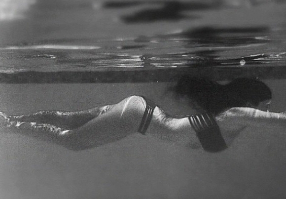 kim-kardashian-under-water-bikini-pics-01-580x435