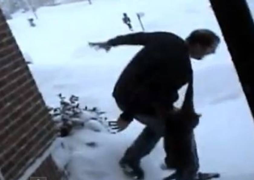Video: Πήγε να βάλει την γάτα στο χιόνι και του επιτέθηκε