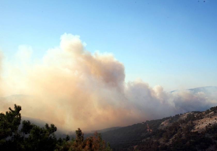 Συνεχίζει το καταστροφικό της έργο η φωτιά στη Χίο