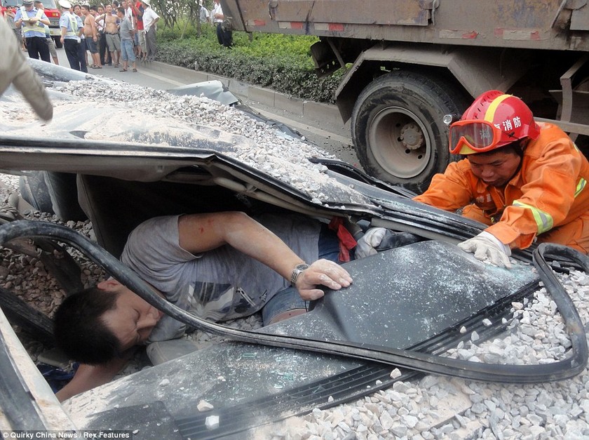 Γλύτωσε από θαύμα όταν φορτηγό καταπλάκωσε το αμάξι του (pics)
