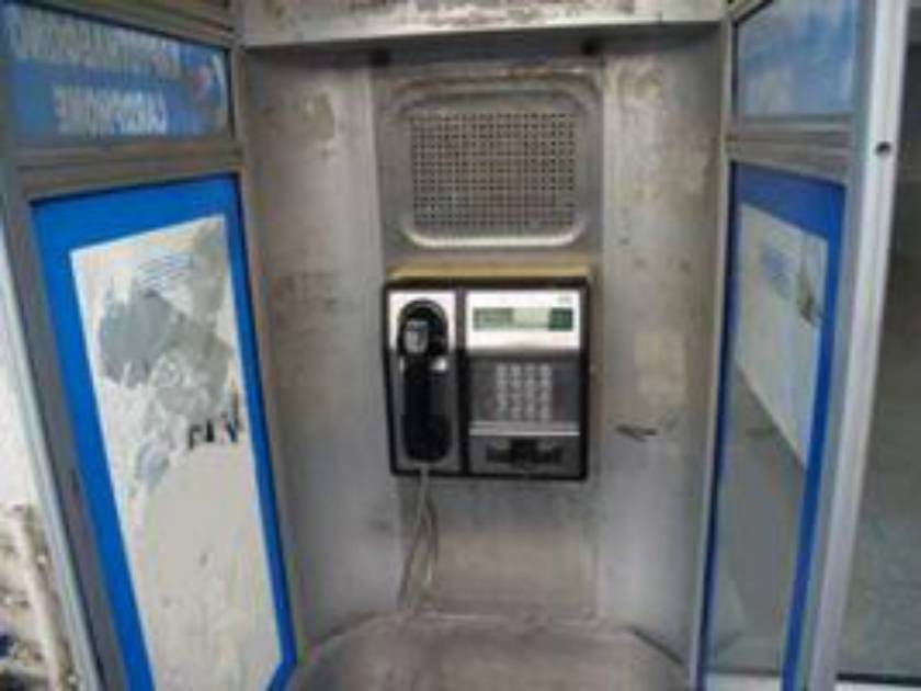 Πρέβεζα: Αλλοδαπός αυνανίζονταν σε τηλεφωνικό θάλαμο