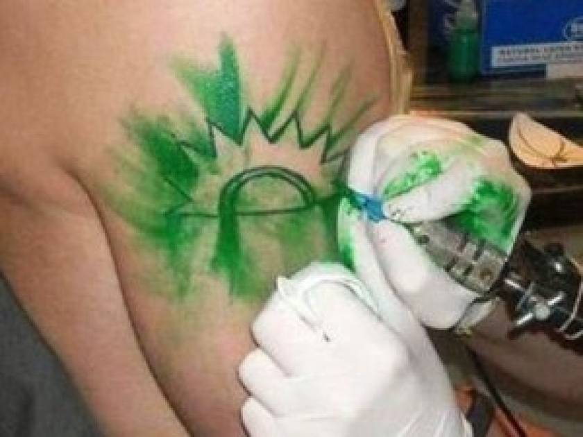 Ποιος διάλεξε να κάνει τατουάζ τον ήλιο του ΠΑΣΟΚ;