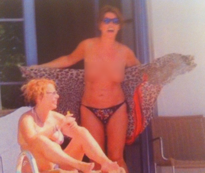 Η Βάνα Μπάρμπα topless και χωρίς ρετούς στη βεράντα ξενοδοχείου (ΦΩΤΟ)