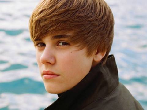 Οι ημίγυμνες φωτογραφίες του Bieber που αναστάτωσαν το twitter