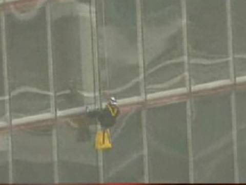 Βίντεο: Πασίγνωστος πρίγκιπας πήδηξε από τον 68ο όροφο ουρανοξύστη!