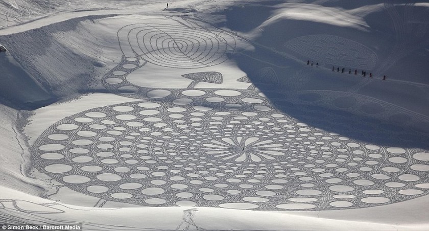 Απίθανες εικόνες: Δείτε τι έφτιαξε περπατώντας δέκα ώρες στο χιόνι