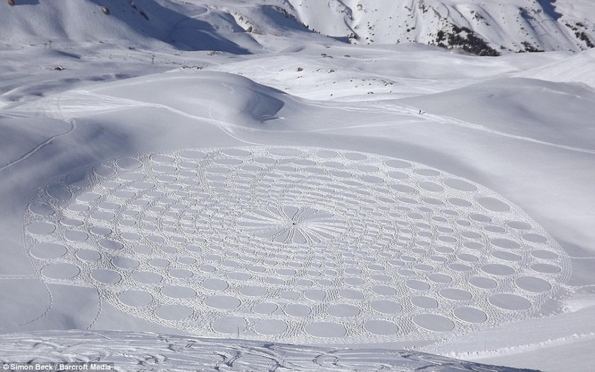 Απίθανες εικόνες: Δείτε τι έφτιαξε περπατώντας δέκα ώρες στο χιόνι