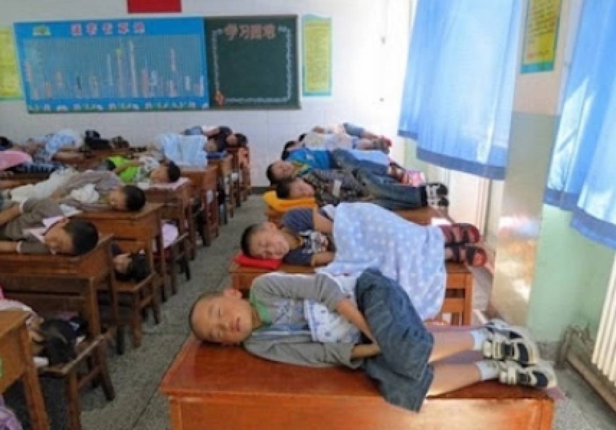 Китайские школьники спят на уроке