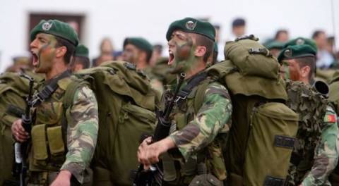 Πορτογαλία: Με κίνημα απειλούν οι στρατιωτικοί τον Κοέλιο