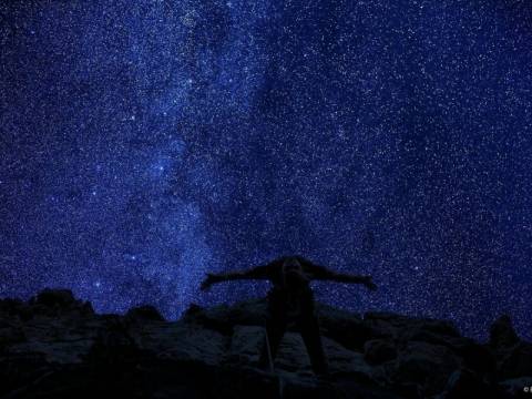 Εκπληκτική φωτογραφία: Ένας ορειβάτης τη νύχτα...