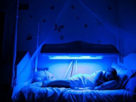 Απίστευτο: Κοριτσάκι πρέπει να κοιμάται κάτω από υπεριώδες φως