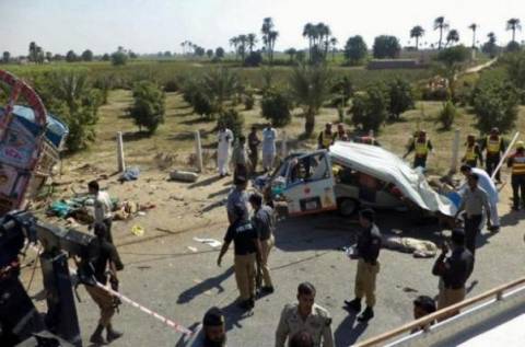Πακιστάν: Δεκάδες νεκροί σε σύγκρουση λεωφορείου με φορτηγό