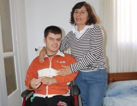 Ντροπή-Έκοψαν το επίδομα σε 26χρονο με 100% αναπηρία