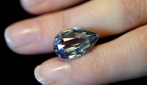 Ένα μπλε διαμάντι πωλήθηκε στην τιμή ρεκόρ των 10,86 εκατ.δολ.