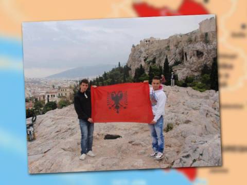 Σήκωσαν Αλβανική σημαία στην Ακρόπολη!