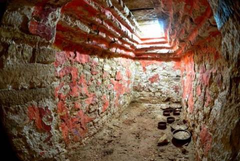 «Κόκκινο» μυστήριο σε τάφο των Μάγια