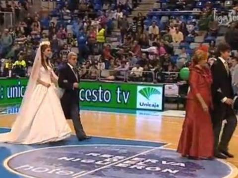 Βίντεο: Παντρεύτηκαν μέσα σε γήπεδο μπάσκετ!