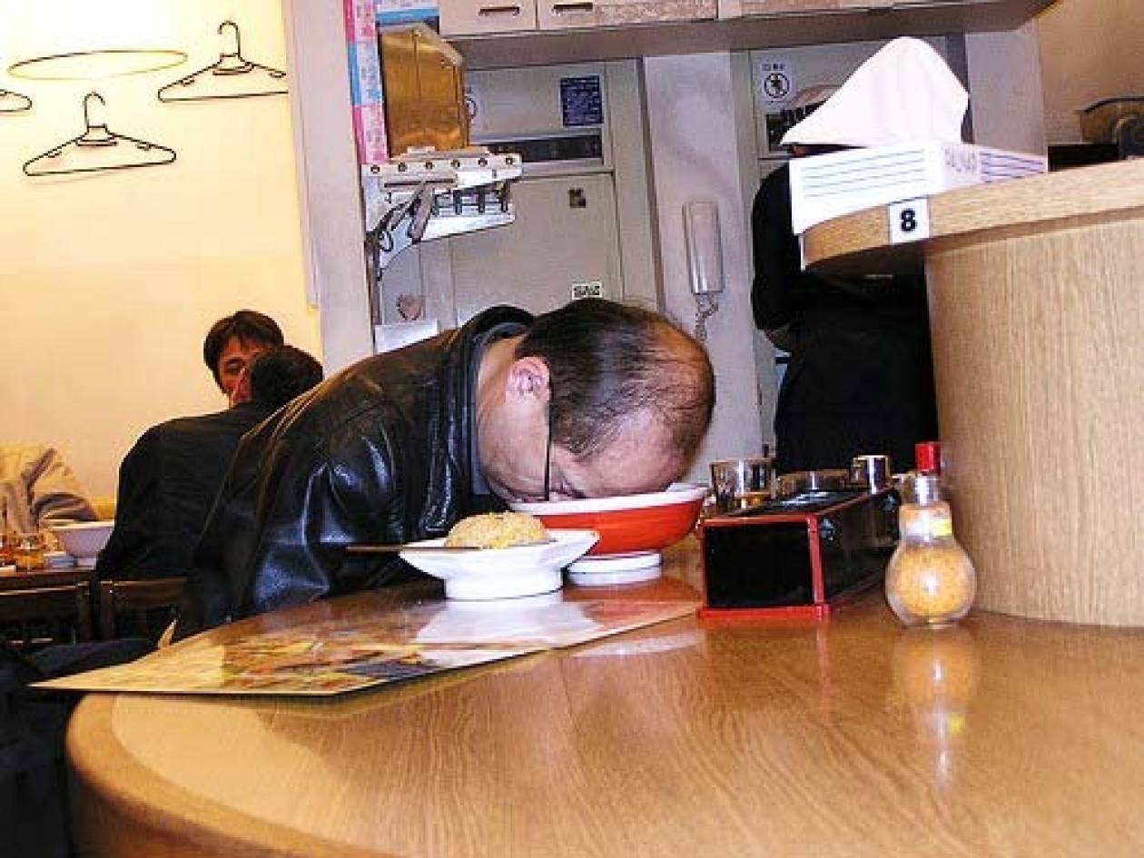 Сценки пьяные. Уснул за столом. Человек под столом.