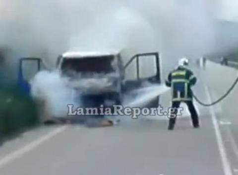 Αυτοκίνητο άρπαξε φωτιά εν κινήσει (βίντεο)