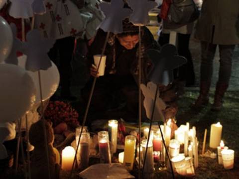 ΗΠΑ: Ενός λεπτού σιγή για τα θύματα του μακελειού του Νιούταουν