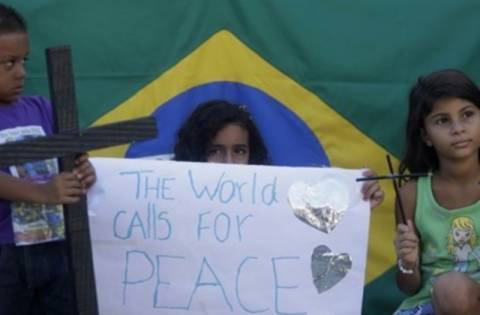 Διαδηλώνουν στο Ρίο για τα θύματα του Κονέκτικατ