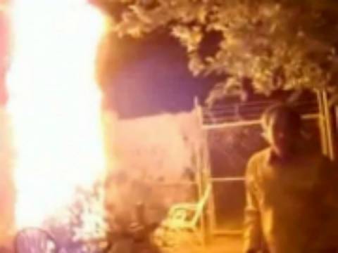 Βίντεο: Μεθυσμένος βάζει φωτιά στο Χριστουγεννιάτικο δέντρο!