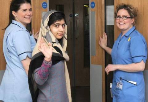 Βγήκε από το νοσοκομείο η 15χρονη Μαλάλα-θύμα των Ταλιμπάν
