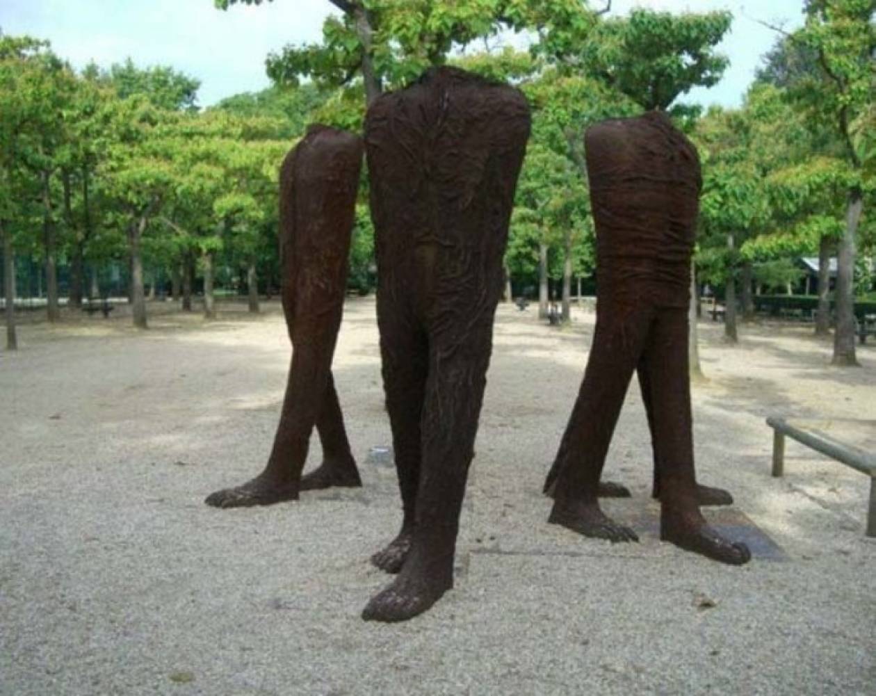 Необычная скульптура и из 4 ног