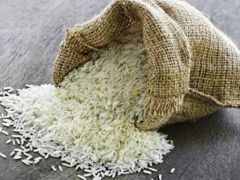 Μοίρασαν ρύζι σε άπορους στα Τρίκαλα