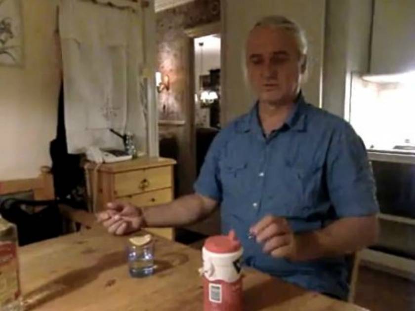 Βίντεο: Ένας από τους πιο επώδυνους τρόπους να πιεις σφηνάκια τεκίλας